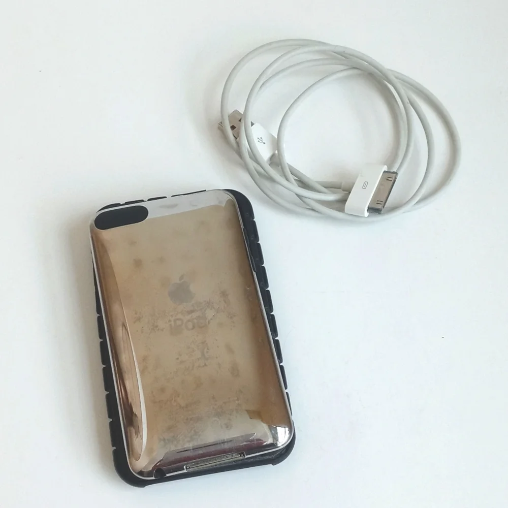 32G iPod Touch With Black Protective Case for iPod Touch And Charger